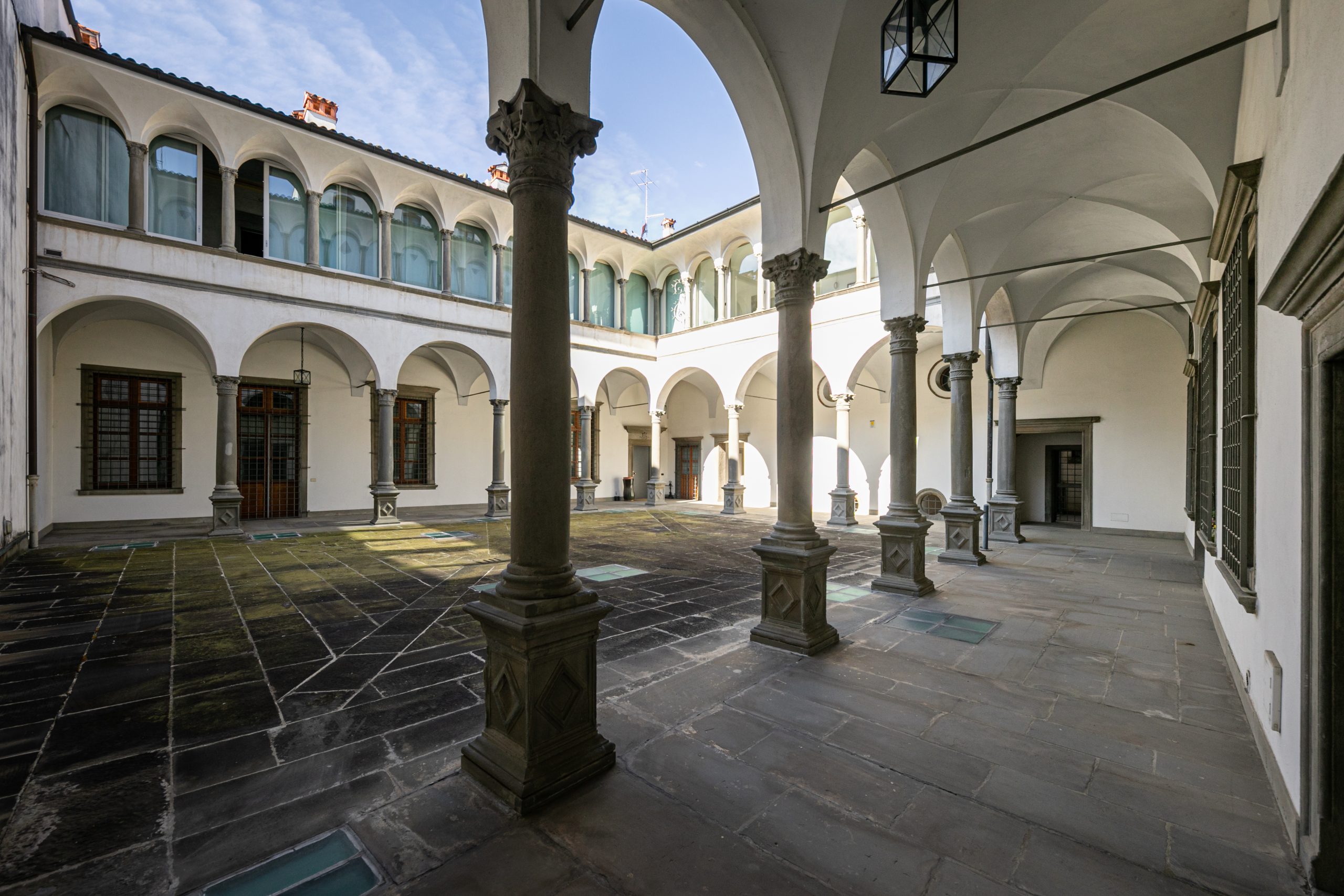 CORTILE, FONDACO E GIARDINO DI PALAZZO TASSO IN VIA PIGNOLO