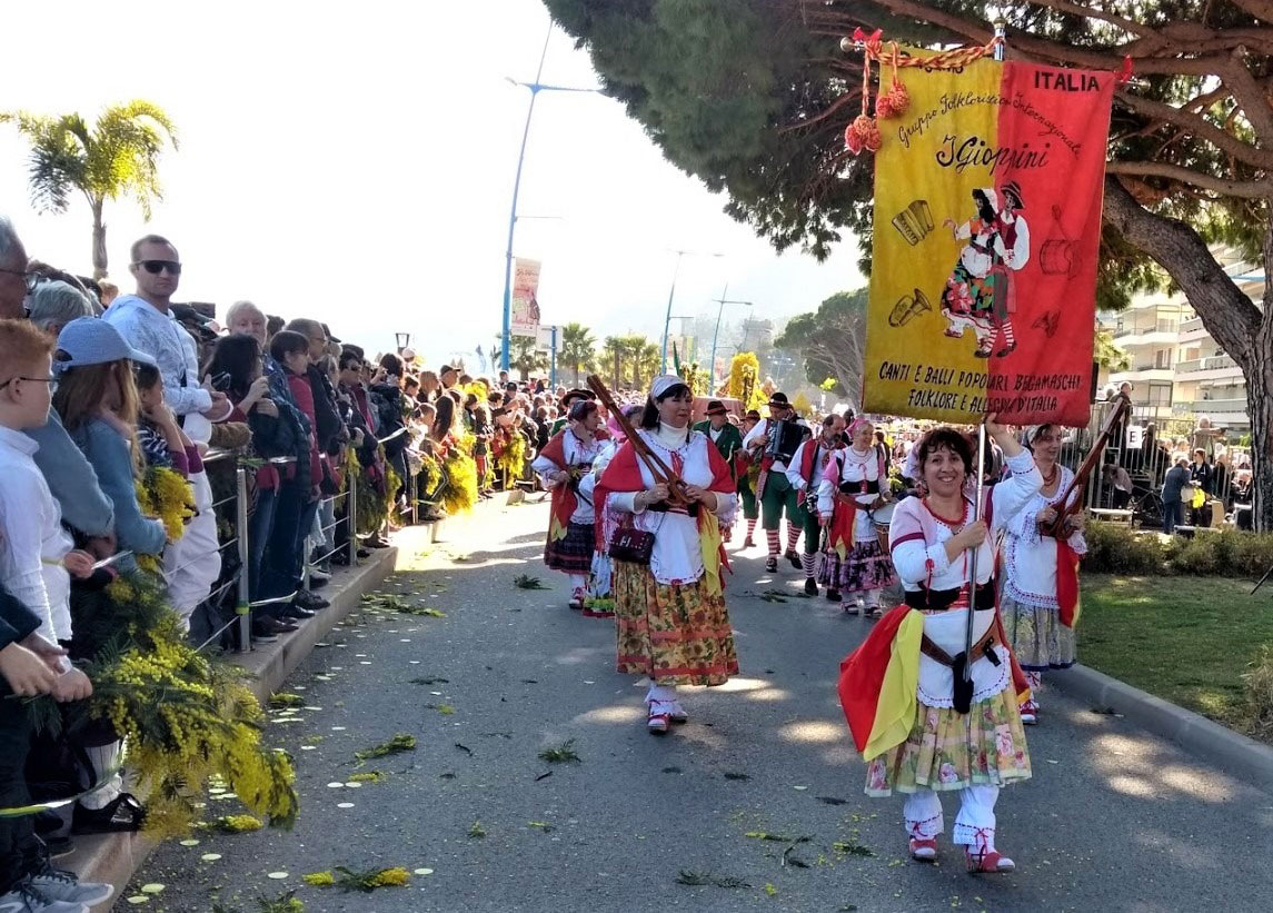 IL FOLKLORE NON MUORE MAI